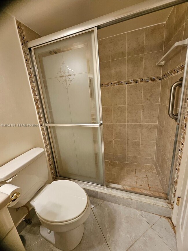 Building Photo - 559 Mansfield M
