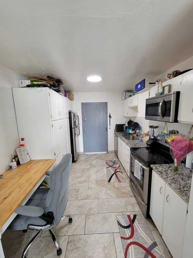 Building Photo - Studio Apartment With Granite Countertops