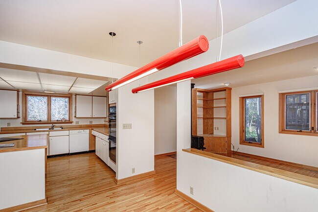 Building Photo - 1424 Bradford Dr