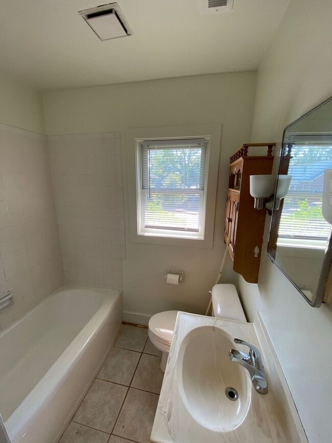 Building Photo - 804 St James Cir