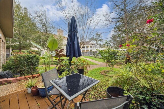 Building Photo - 2100 Tanglewilde St