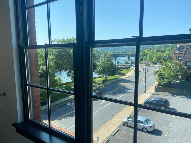 Building Photo - Stunning views from SE corner 2-bedroom ap...