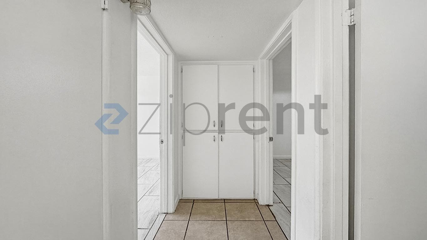 Building Photo - Unit 2