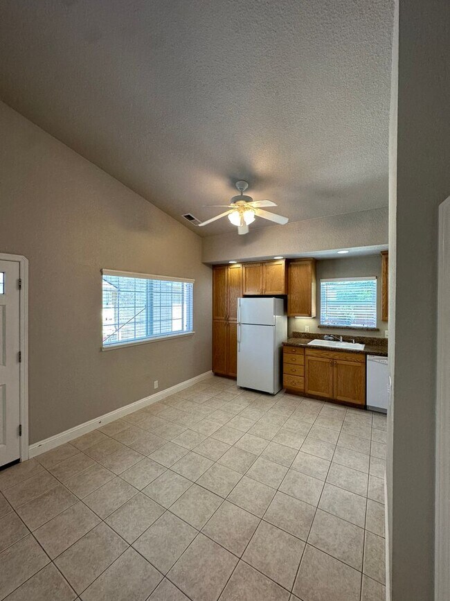 Building Photo - Charming 2 bed 1 bath home with modern amenities in prime downtown location!