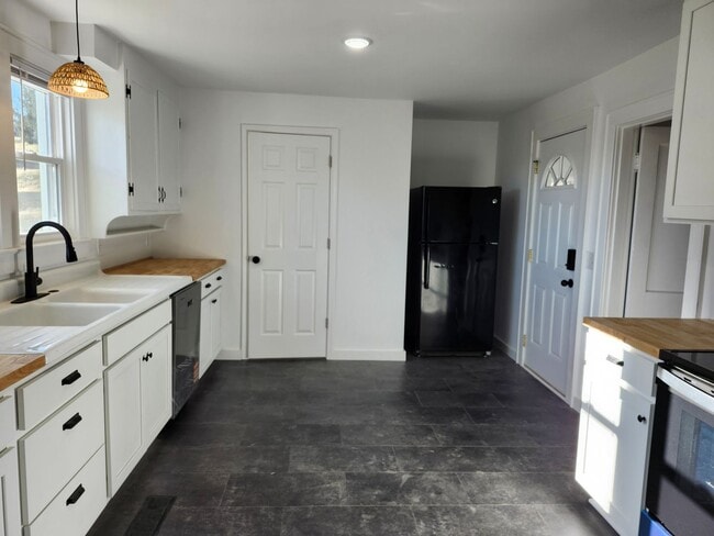 Building Photo - Large, Remodeled Single Family 4 BR House in Staunton