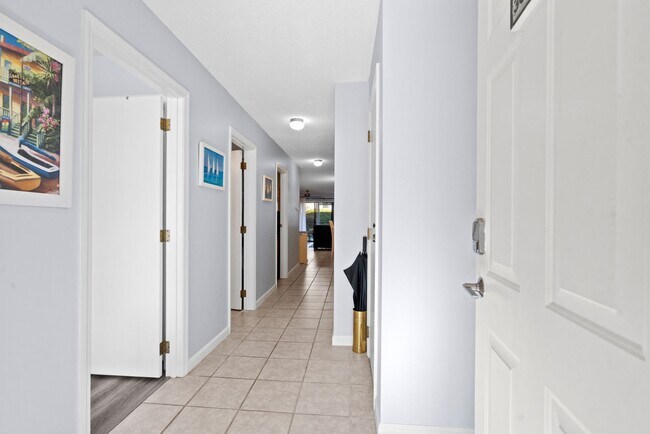 Building Photo - 1st Floor Seasonal Rental Available Octobe...