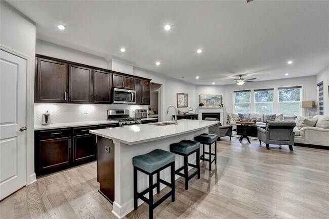 Building Photo - 811 Pineberry Ct