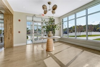 Building Photo - 160 School St