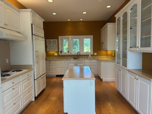 Building Photo - Historic Home On Huge Lot With Swimming Po...