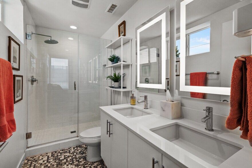 Master bedroom ensuite bathroom - 4831 Craner Ave