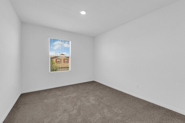 Building Photo - Don't miss out on this beautiful three-bed...