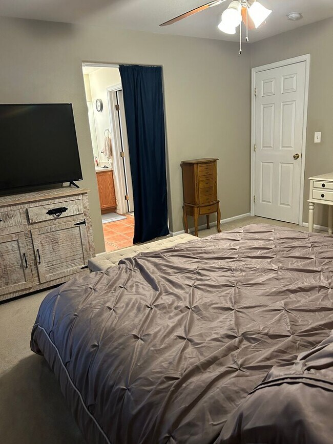 Building Photo - Welcome to your new home!  3 beds, 2.5 bat...