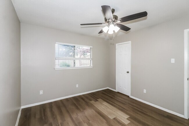 Building Photo - 2406 Heathergold Dr