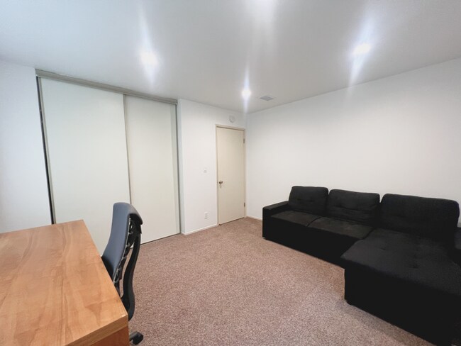 Building Photo - 21 Hillview Ct