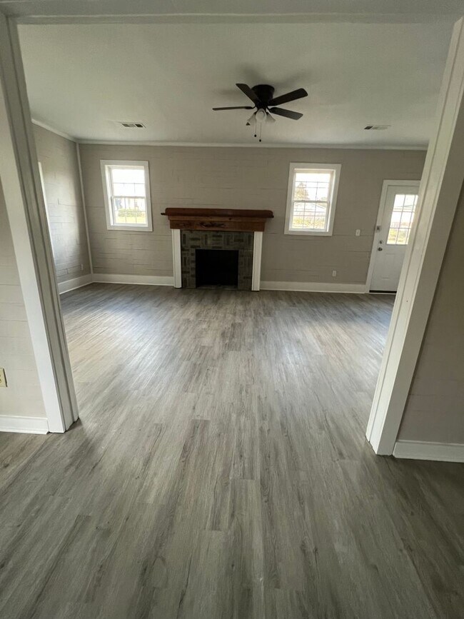 Building Photo - Cute corner lot available for August move-in