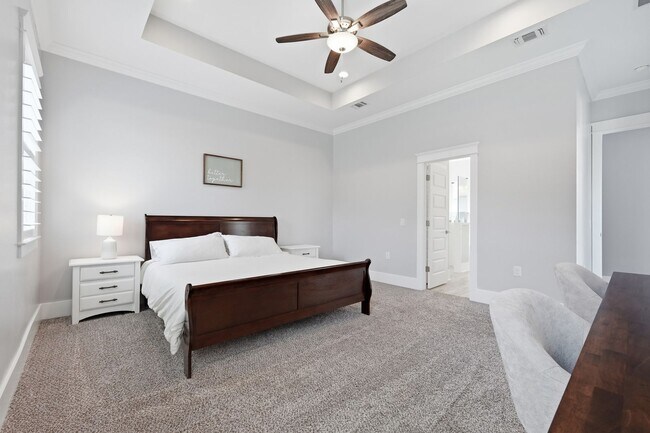 Building Photo - Stunning 4 Bedroom Home with Solar Energy & Private Pool!