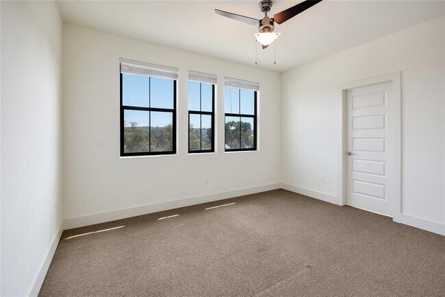 Building Photo - 18400 Lakepoint Cove