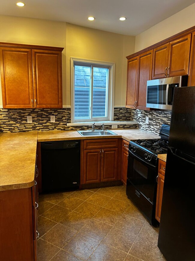 Building Photo - 1326 E Gibson St