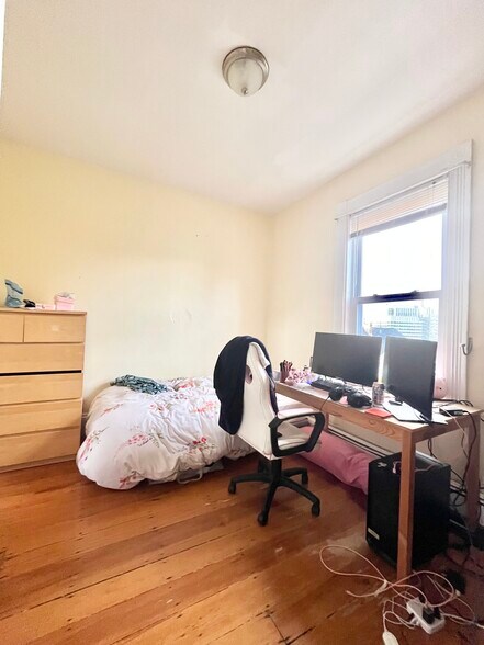 Building Photo - 168 Hillside St