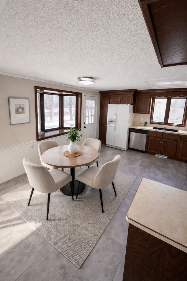 Building Photo - 7431 Lake Dr