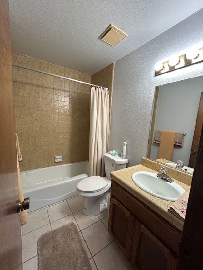 Building Photo - Beautiful 4 Bedrooms, 3 Full Bathrooms- Fa...