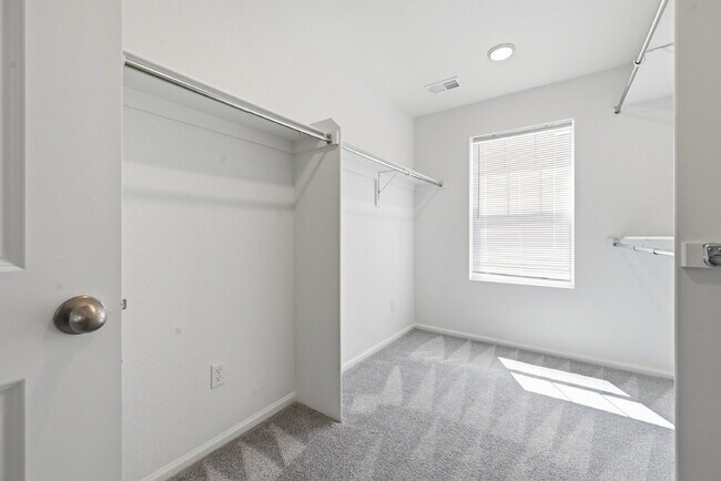 Building Photo - $2,840.95- 3-bed, 2.5 bath home in Aurora