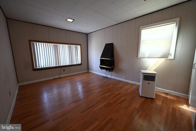 Building Photo - 1 Pinetree Ln