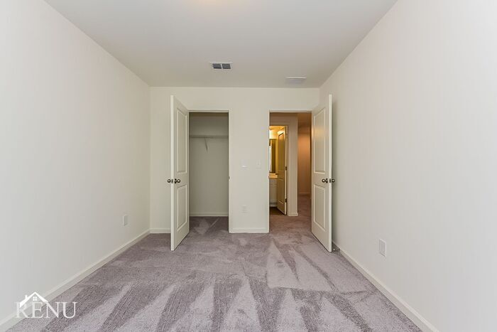 Building Photo - 3106 Calcutta St