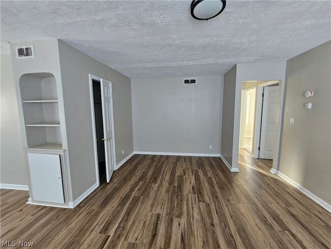 Building Photo - 2450 Greenvale Rd