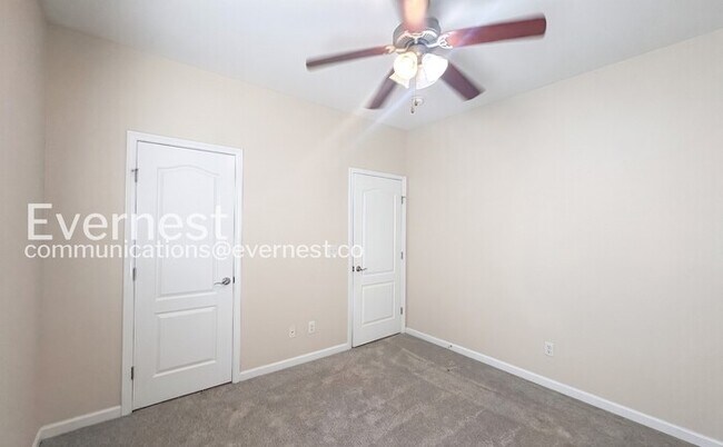 Building Photo - 3 Bed, 2 Bath Home with Garage / Available Now!