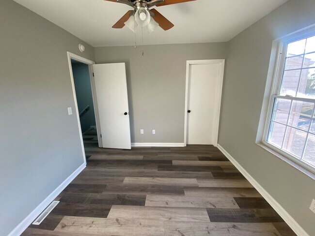 Building Photo - West Columbia Townhome Convenient To Airport, Lexington, and Downtown Columbia