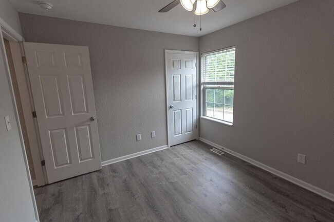 Building Photo - 1330 Godas Cir