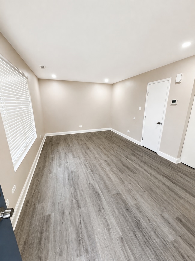 Building Photo - Updated 2-bedroom apartment with parking, front/rear access, modern flooring, full kitchen, and l...