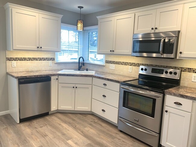 Building Photo - Completely remodeled 4 bedroom home! Hudsonville Schools