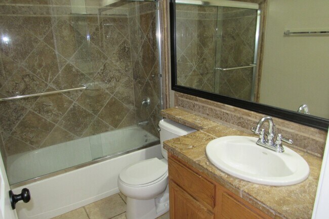 Building Photo - Beautiful Deer Ridge 4 Bed, 3 Bath Brentwo...