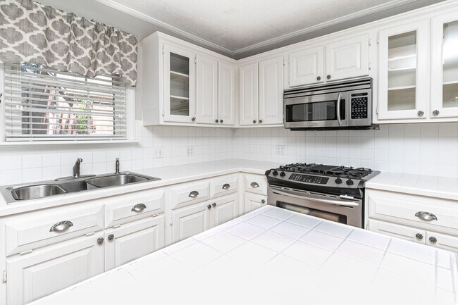 Building Photo - Beautiful rental full of character and charm located in The Avenues of Cayce! Close to USC!