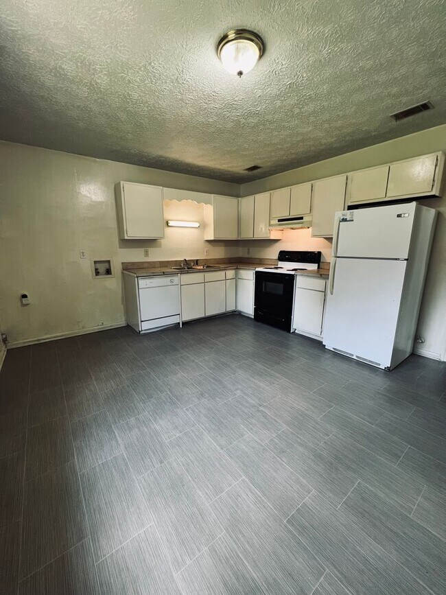 Building Photo - 929 Live Oak Dr
