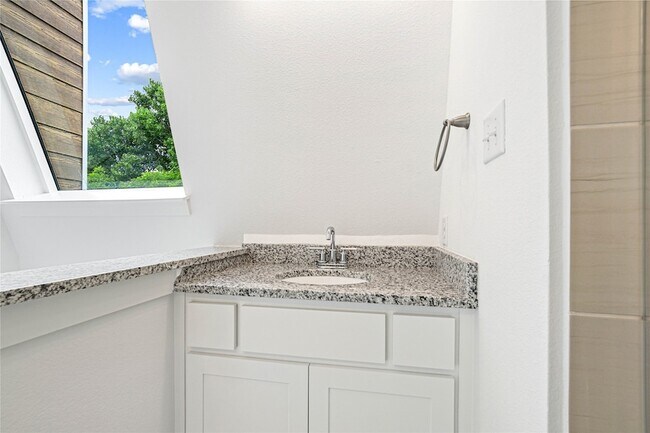 Building Photo - 321 Oakbend Dr