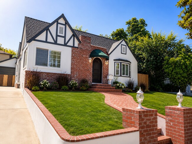 Building Photo - Beautiful Pet Friendly Home in Pasadena