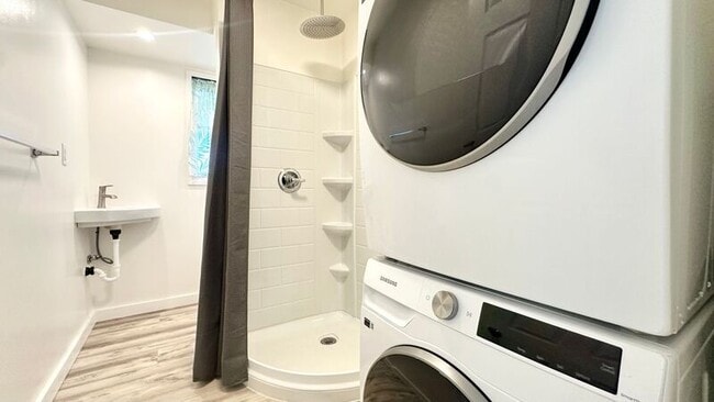 Building Photo - 2340 University Ave