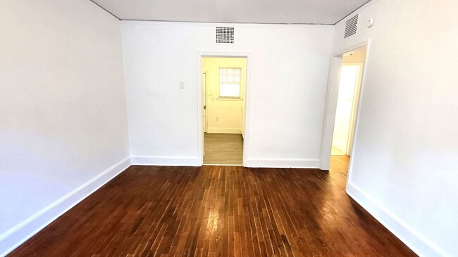 Building Photo - Two Bedroom Apt For Rent in Sumter SC.  Fr...