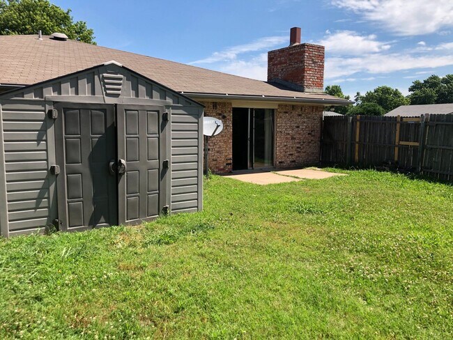 Building Photo - 2 Bedrooms, 1 1/2 baths and a 1 car garage duplex for rent in SW OKC near SW 89th and Penn!