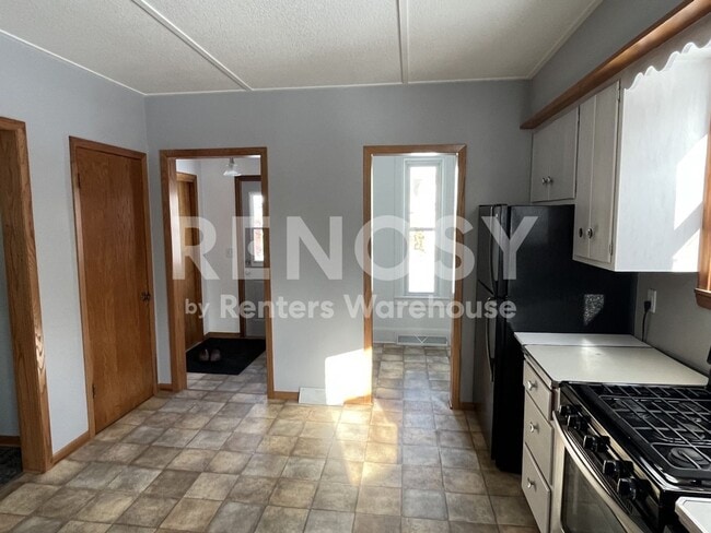 Building Photo - 4BD/2BA in Newport Available Now!