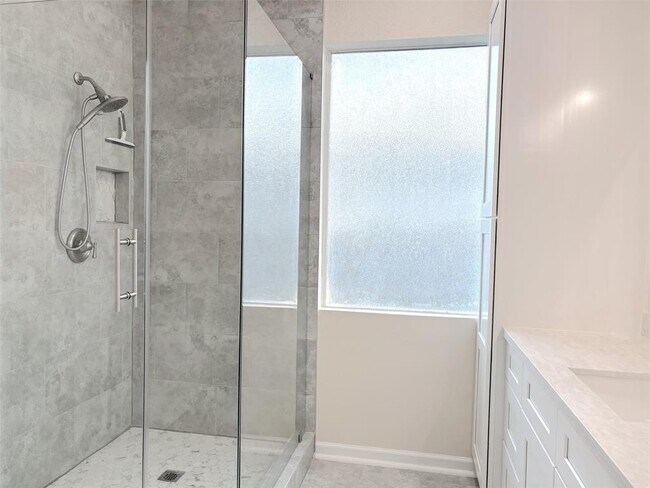 Building Photo - 313 S 6th St