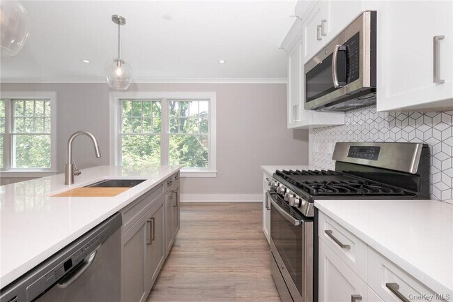 Building Photo - 470 Main St