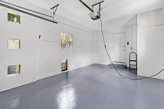 Building Photo - 1911 NE 27th St