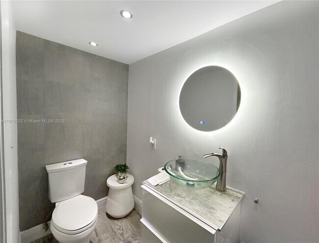 Building Photo - 540 Brickell Key Dr