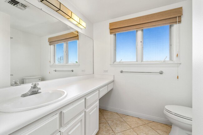 Building Photo - Spacious Two-Story 5 BD/3 BA Home in Desirable East Bluff Neighborhood