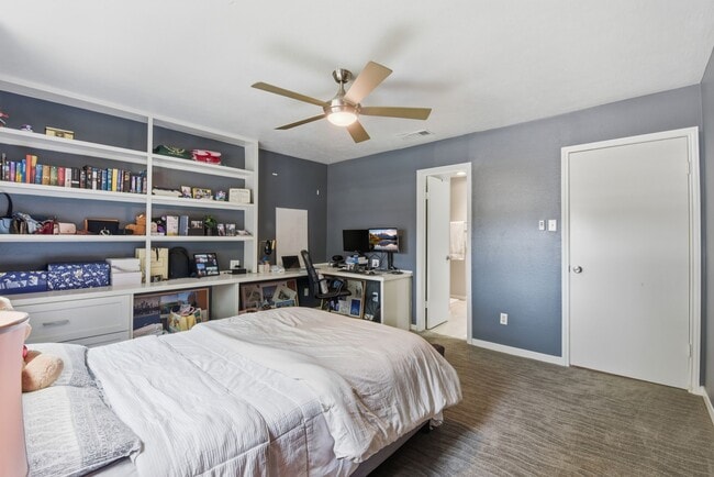 Building Photo - 1011 Fountain View Dr