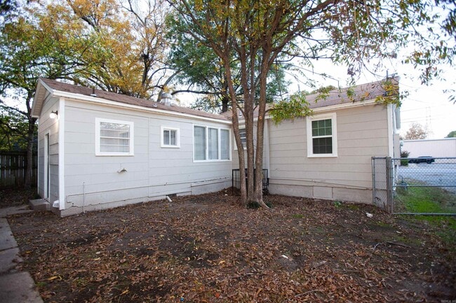 Building Photo - 5008 Lynch Dr
